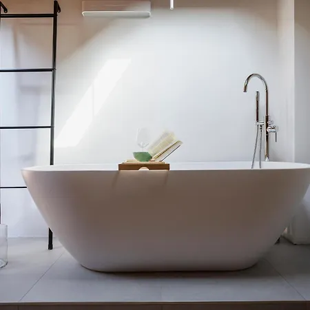 Dream Bathtub - Tub In The Old Town